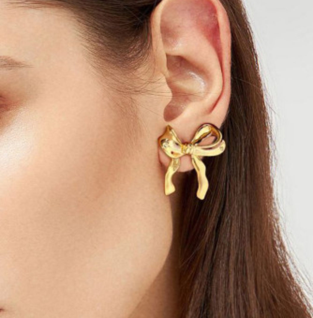 Gold elegant bow earrings ￼
