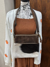Load image into Gallery viewer, Point rock Crossbody
